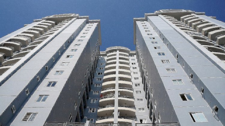 İLAM BORÇLUSUNUN APARTMAN YÖNETİMİ OLMASI HALİNDE DOĞRUDAN KAT MALİKLERİNE TAKİP YAPILMAZ